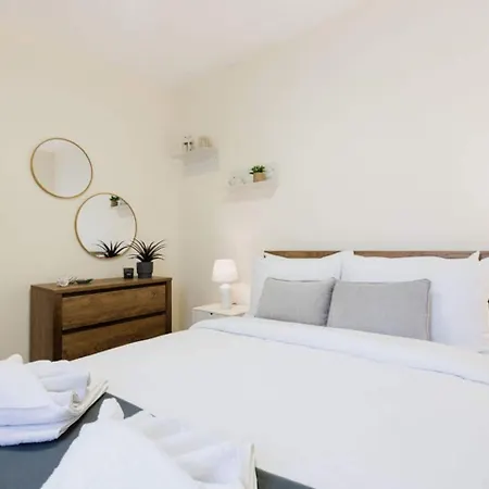 Cozy Seaside In Ghadira Bay 2 Bedrooms *